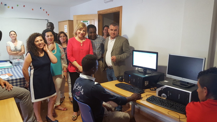 La consejera de Familia visita el centro de menores Ankaso
