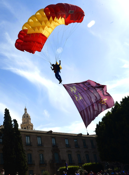 El presidente de la Comunidad, Pedro Antonio Sánchez, presencia la exhibición de la Patrulla Acrobática de Paracaidismo del Ejército del Aire (PAPEA)