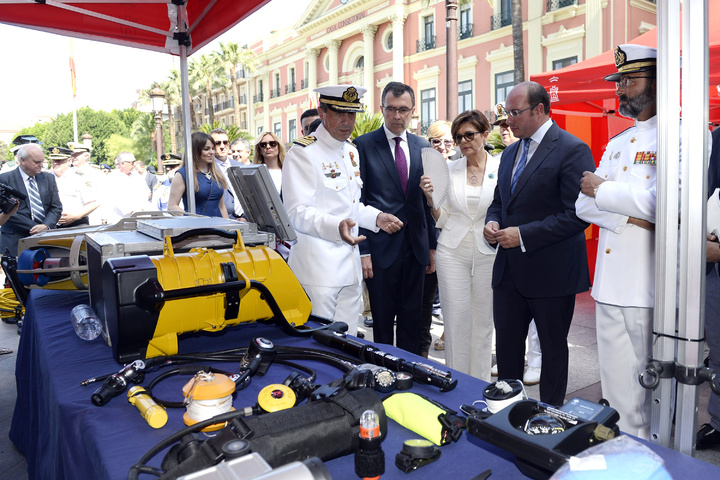 El presidente de la Comunidad, Pedro Antonio Sánchez, recorre la exposición que muestra material de la Armada y de la PAPEA, Patrulla Acrobática de Paracaidismo del Ejército del Aire/ 2