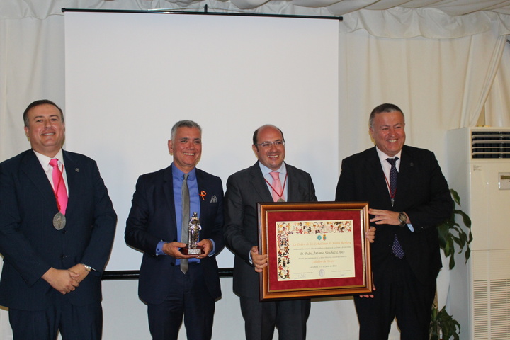 El presidente de la Comunidad, distinguido Caballero de Honor de la Orden de Caballeros de Santa Bárbara en La Unión