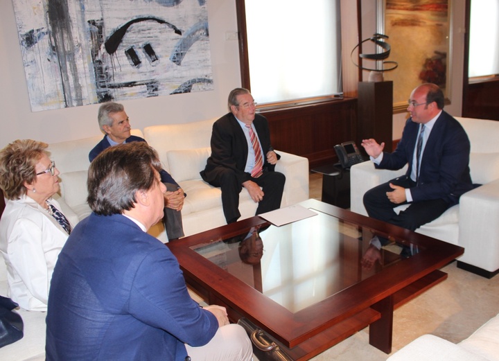 El presidente de la Comunidad se reúne con miembros de la Real Academia de Medicina y Cirugía de la Región de Murcia