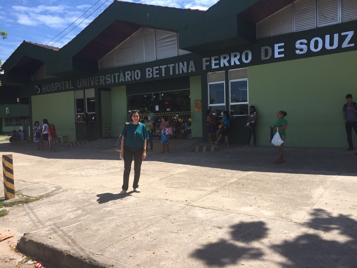 La consejera de Sanidad, Encarna Guillén, durante su visita al Hospital Universitario Bettina Ferro da Souza en Brasil