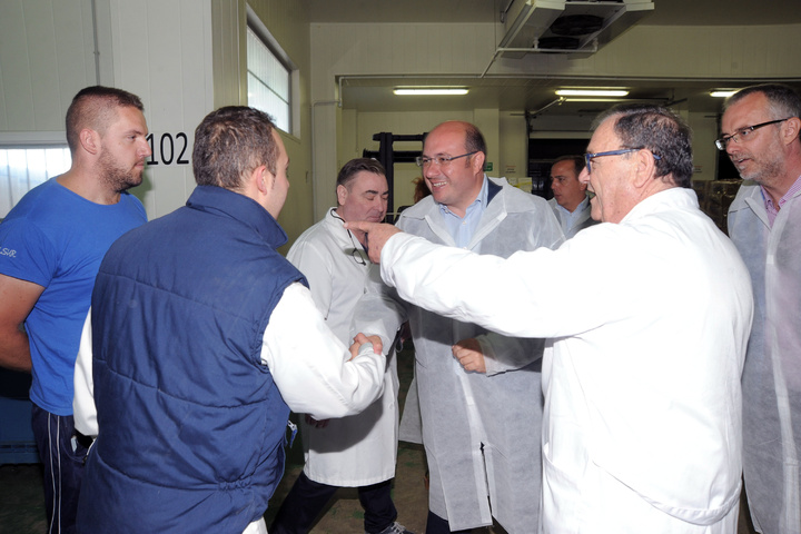 El presidente de la Comunidad visita la empresa Frigoríficos Morales (2)