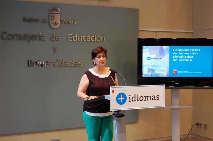 La directora general de Innovación Educativa y Atención a la Diversidad, Ana Millán, explicó los detalles de una nueva edición de los campamentos de inmersión lingüística en los que participarán 530 alumnos