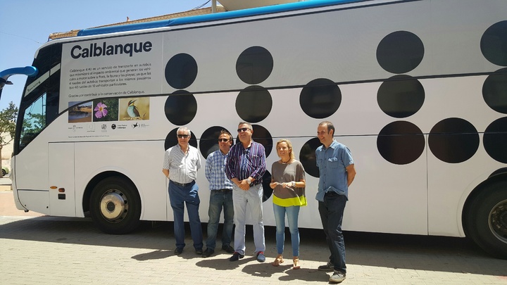 La consejera con miembros de la corporación municipal de Cartagena presenta el autobús con el que se accederá a las playas de Calblanque este verano