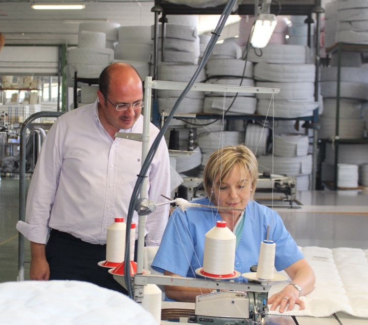 El presidente de la Comunidad, Pedro Antonio Sánchez, visitó hoy en Yecla la empresa 'Colchones Ecus'