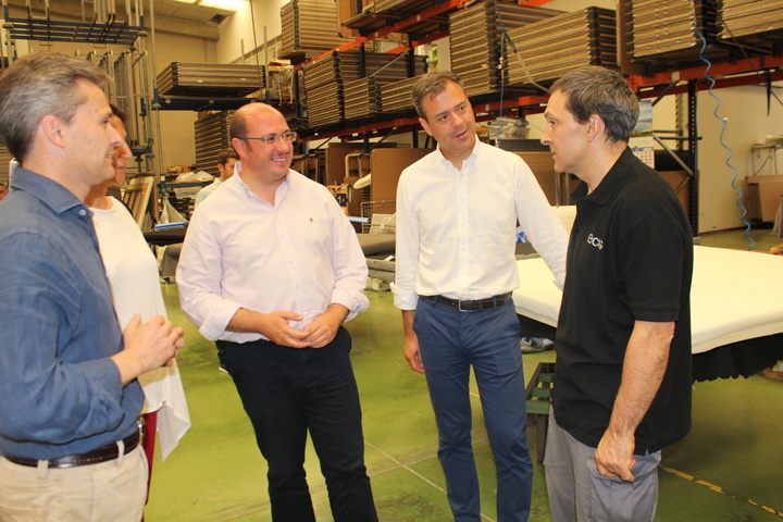 El presidente de la Comunidad visita la empresa 'Colchones Ecus' (1)