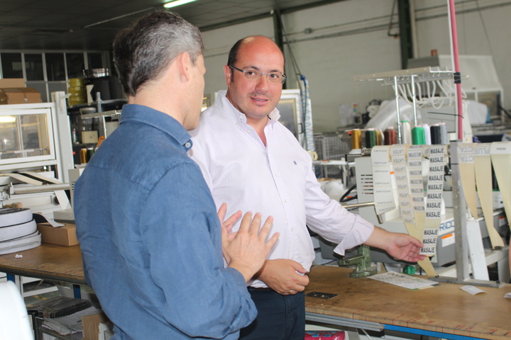 El presidente de la Comunidad visita la empresa 'Colchones Ecus' (3)