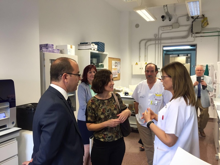 Visita de la directora general de Planificación, Investigación, Farmacia y Atención al Ciudadano al LAIB, Laboratorio de Investigación Biomédica