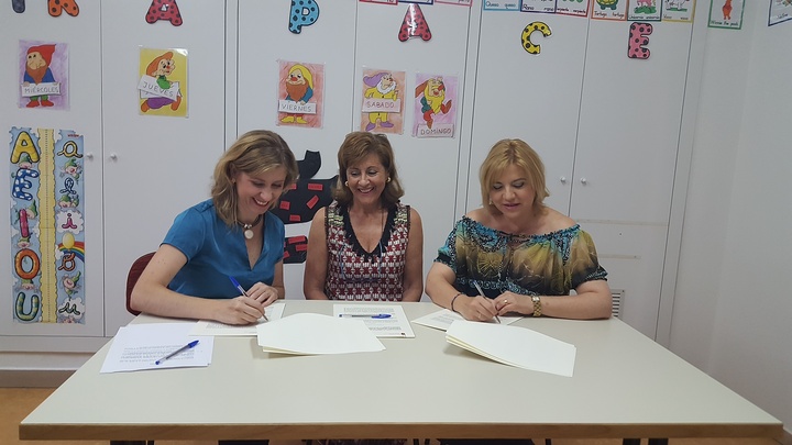 La consejera de Familia e Igualdad de Oportunidades, Violante Tomás, firmó hoy con la alcaldesa de Molina de Segura, Esther Clavero, un convenio de colaboración