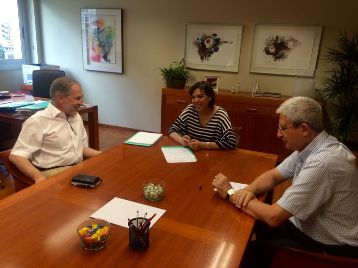 Reunión de la consejera de Sanidad, Encarna Guillén, con esponsable de la Unidad de Medicina Tropical del Hospital Clínico Universitario Virgen de la Arrixaca