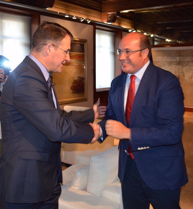 Pedro Antonio Sánchez se reúne con el vicepresidente de Sabic en Europa y con el director de esta compañía en Cartagena (1)