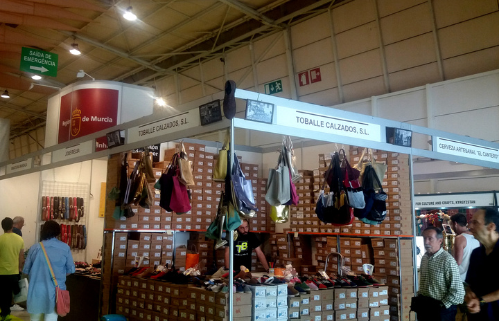 Zona de expositores murcianos en la Feria de Artesanía de Lisboa