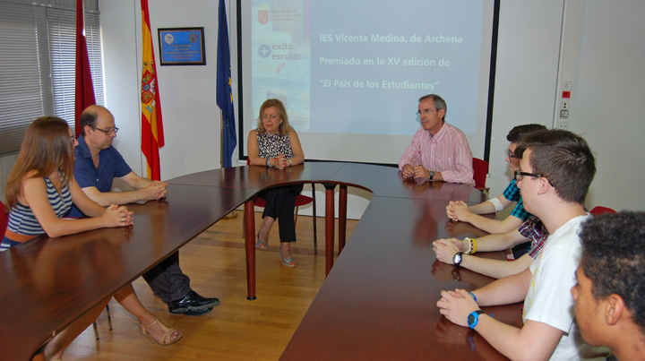 Alumnos del Instituto Vicente Medina de Archena ganan el certamen de creación de un periódico 'El País de los Estudiantes'