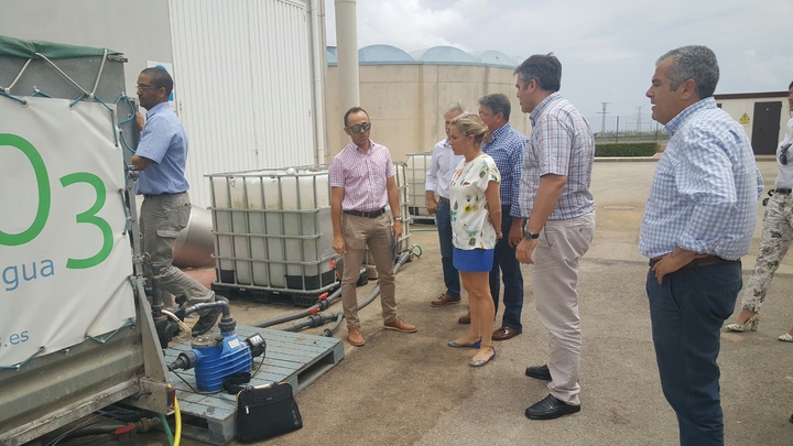 La consejera, acompañada por el director general del Agua y el alcalde de Los Alcázares, visita la depuradora de la localidad para ver in situ el trabajo de la planta piloto de desnitrificación del agua