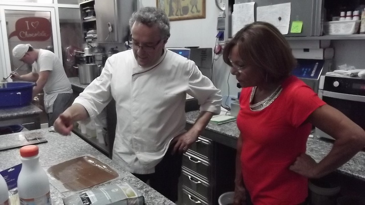 La directora general de Comercio y Protección del Consumidor, Francisca Cabrera, visita la confitería La Gloria, empresa artesana del maestro chocolatero Andrés Mármol