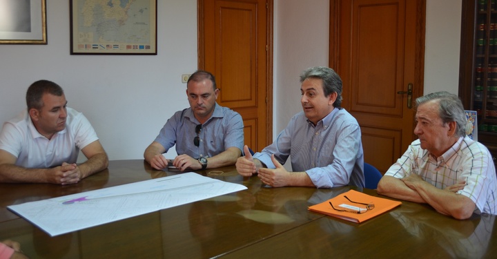 El director general de Carreteras explica el proyecto de mejora de la carretera RM-531 al alcalde de Alguazas y a los vecinos afectados por el trazado de la redonda