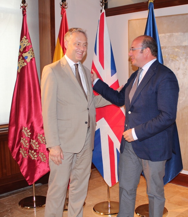 El presidente de la Comunidad recibe al embajador de Reino Unido en España, Simon Manley (2)