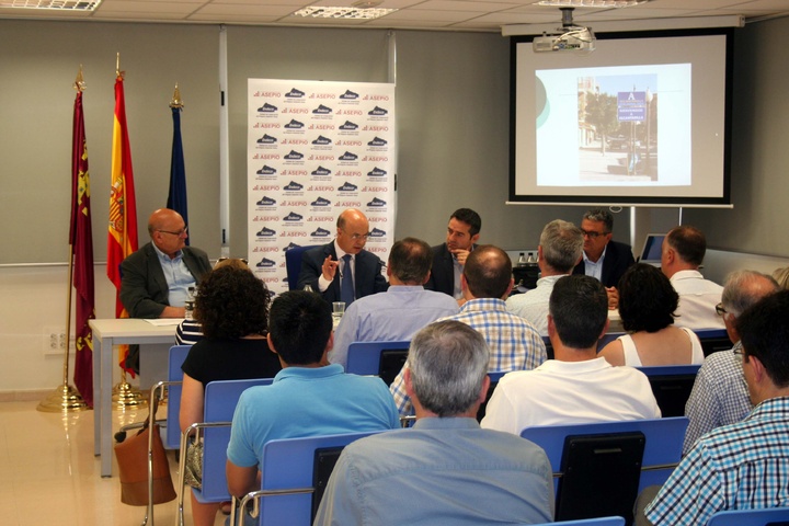 Andrés Carrillo les explica a los empresarios sobre los créditos avalados por el ICREF, Instituto de Crédito y Finanzas de la Región de Murcia