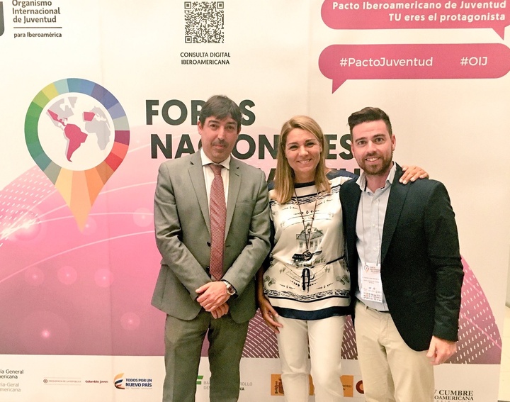 El director general de Juventud de la Región de Murcia, Francisco Sánchez (d), junto al director general del Injuve, Rubén Urosa, y la secretaria de Estado de Servicios Sociales e Igualdad, Susana Cam