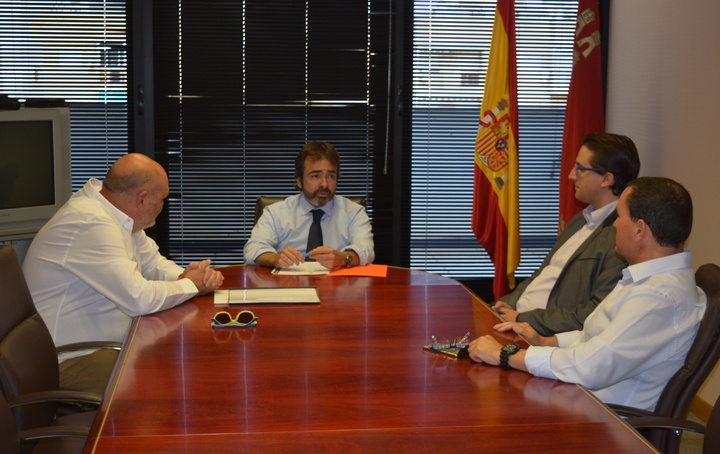 El consejero se reúne con el presidente del Club Náutico de Portmán