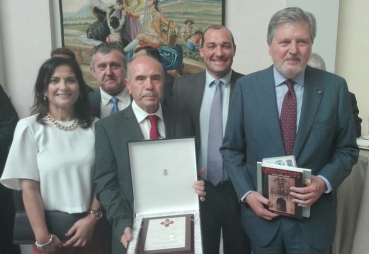 El instituto Alfonso X de Murcia recibe la condecoración de la Orden Civil de Alfonso X del Ministerio de Educación