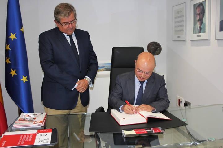 Carrillo firma en el libro de honor del Colegio de Economistas de la REgión de Murcia