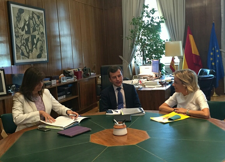 Reunión de la consejera de Agua, Agricultura y Medio Ambiente y el secretario de Estado de Medio Ambiente