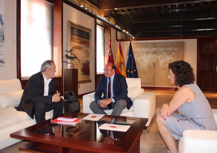 El presidente de la Comunidad, Pedro Antonio Sánchez, durante la reunión mantenida hoy con el portavoz del grupo parlamentario socialista, Rafael González Tovar/3