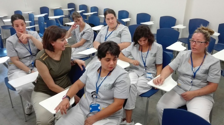 Guillén mantiene un encuentro con los jóvenes que se están formando en tareas de limpieza en el hospital Los Arcos del Mar Menor (1)