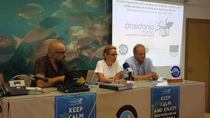 La consejera presenta, junto al director del IEO (derecha) y científico (izquierda), los resultados de la red de seguimiento de la pradera oceánica del litoral de la Región de Murcia