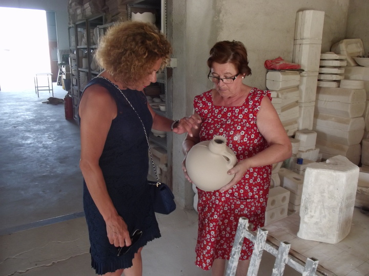 La directora de Comercio y Protección al Consumidor visita Cerámicas Playá