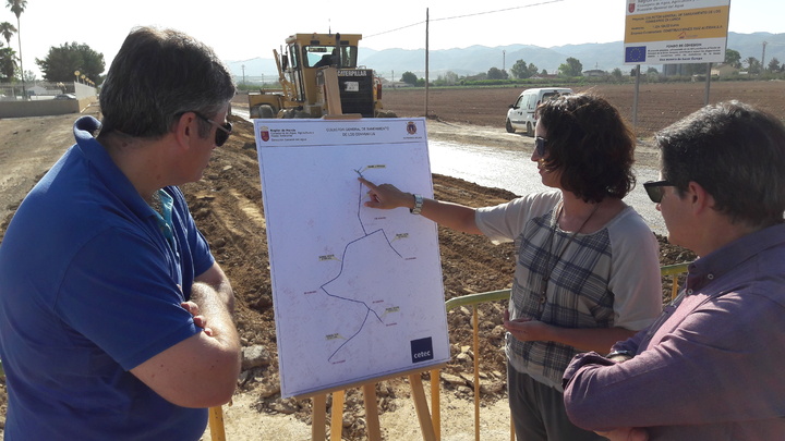 El director general del Agua, Andrés Martínez, y el alcalde de Lorca, atienden las explicaciones de la responsable técnica del proyecto