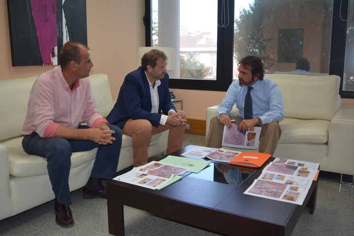 El consejero de Fomento e Infraestructuras se reúne con el alcalde en funciones de Pulpí