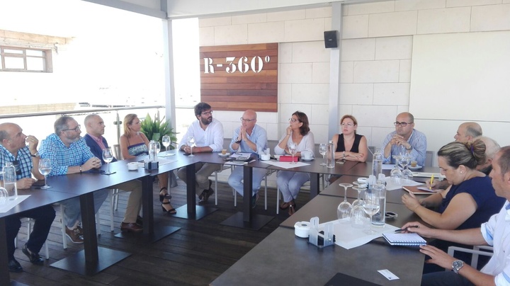 El consejero Juan Hernández y la secretaria de Estado de Turismo, Isabel Borrego, han presidido la reunión con hosteleros en San Pedro del Pinatar