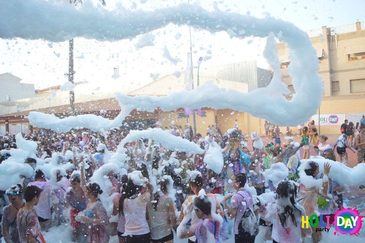 Imagen de la fiesta de la espuma celebrada en la 'Holi Day Party' de San Pedro del Pinatar el pasado fin de semana