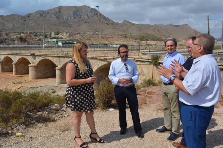 Visita puente sobre la Rambla de las Moreras en Mazarrón