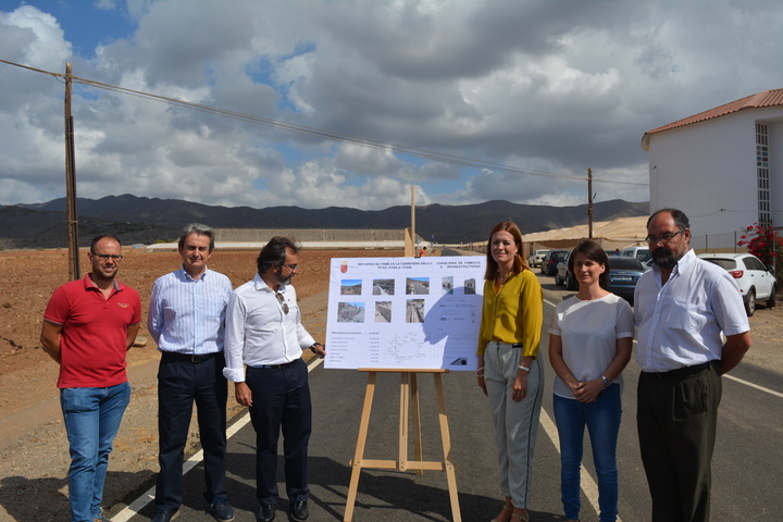 El consejero de Fomento e Infraestructuras, Pedro Ribera, la alcaldesa de Águilas, María del Carmen Moreno, y el director general de Carreteras, José Antonio Fernández Lladó, inauguran la carretera que comunica la autovía Lorca-Águilas con la Cuesta de Gos
