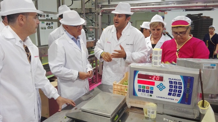 El consejero de Desarrollo Económico, Turismo y Empleo visita la empresa Moyca