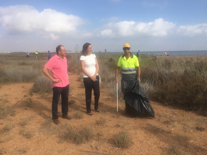 Trabajos de la brigada de limpieza del Mar Menor, dentro del Servicio de Vigilancia Marítima Integrada