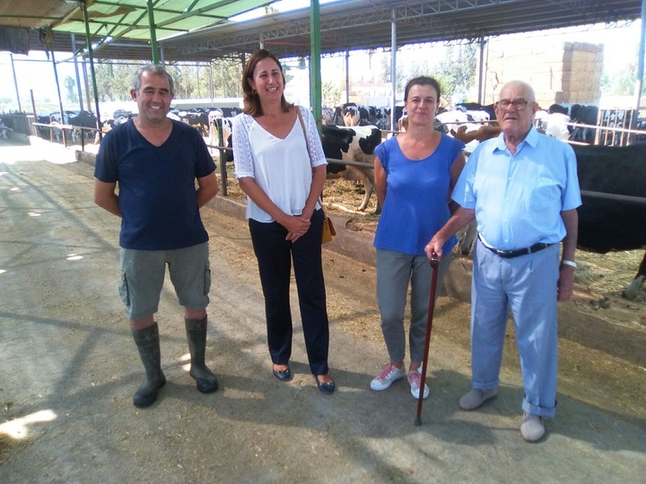 Carmen Teodora Morales visita la granja de vacas Micaelos en Los Dolores (Murcia)