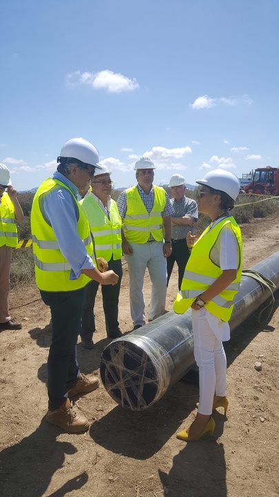 Adela Martínez-Cachá visita los trabajos que se están llevando a cabo para instalar una tubería que lleve el agua desde la Rambla del Albujón a la desalobradora de Cabo de Palos