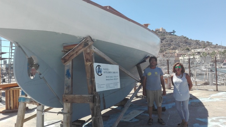 La directora general de Comercio y Protección del Consumidor visita las instalaciones de la empresa artesana Astilleros Carrasco en Águilas