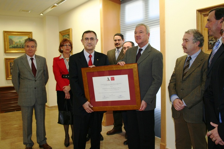El jefe del Ejecutivo murciano recibió al presidente del Colegio Oficial de Aparejadores y Arquitectos Técnicos de Murcia, Antonio Garrido, y a los miembros de la Junta de Gobierno.
