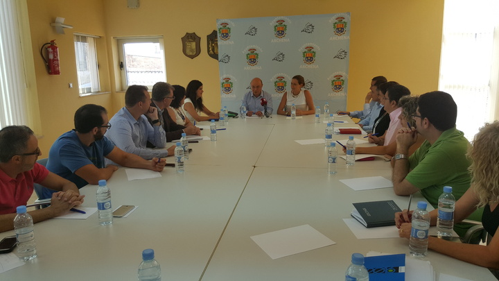 Reunión consejero Hacienda con corporación y funcionarios del ayuntamiento de Archena