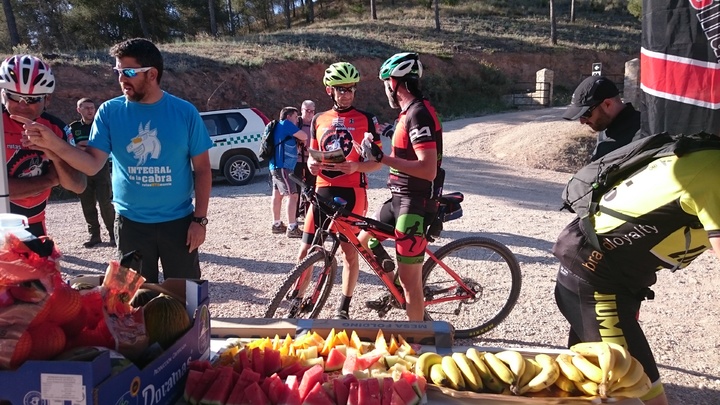 Se instalaron carpas en la subida al paraje 'El Relojero' en las que se ofrecía avituallamiento e información