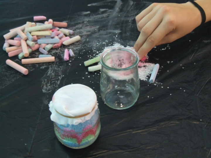 El taller aborda la elaboración de tarros de sal de colores