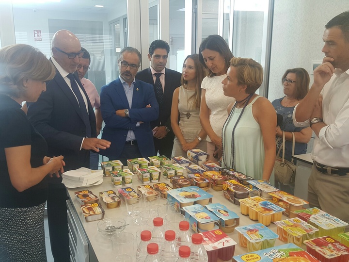 La Consejera de Agua, Agricultura y Medio Ambiente visita Postres Reina en Caravaca de la Cruz