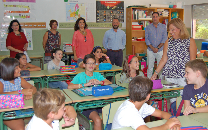 La consejera de Educación asiste al inicio del curso escolar en el colegio Nuestra Señora de Atocha de Murcia / 1