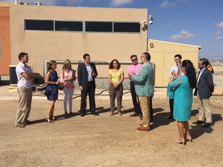 La directora general de Innovación Agroalimentaria, Juana Mulero (segunda izquierda), y el gerente de Buggypower, Pedro Escudero (cuarto derecha), junto a investigadores del proyecto visitando la zona donde se construirán los tanques para el cultivo de microalgas